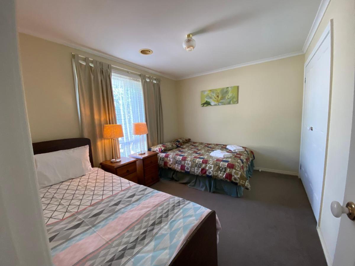 4 Beds-whole House-u2-9 Dennis Street-reservoir * Melbourne