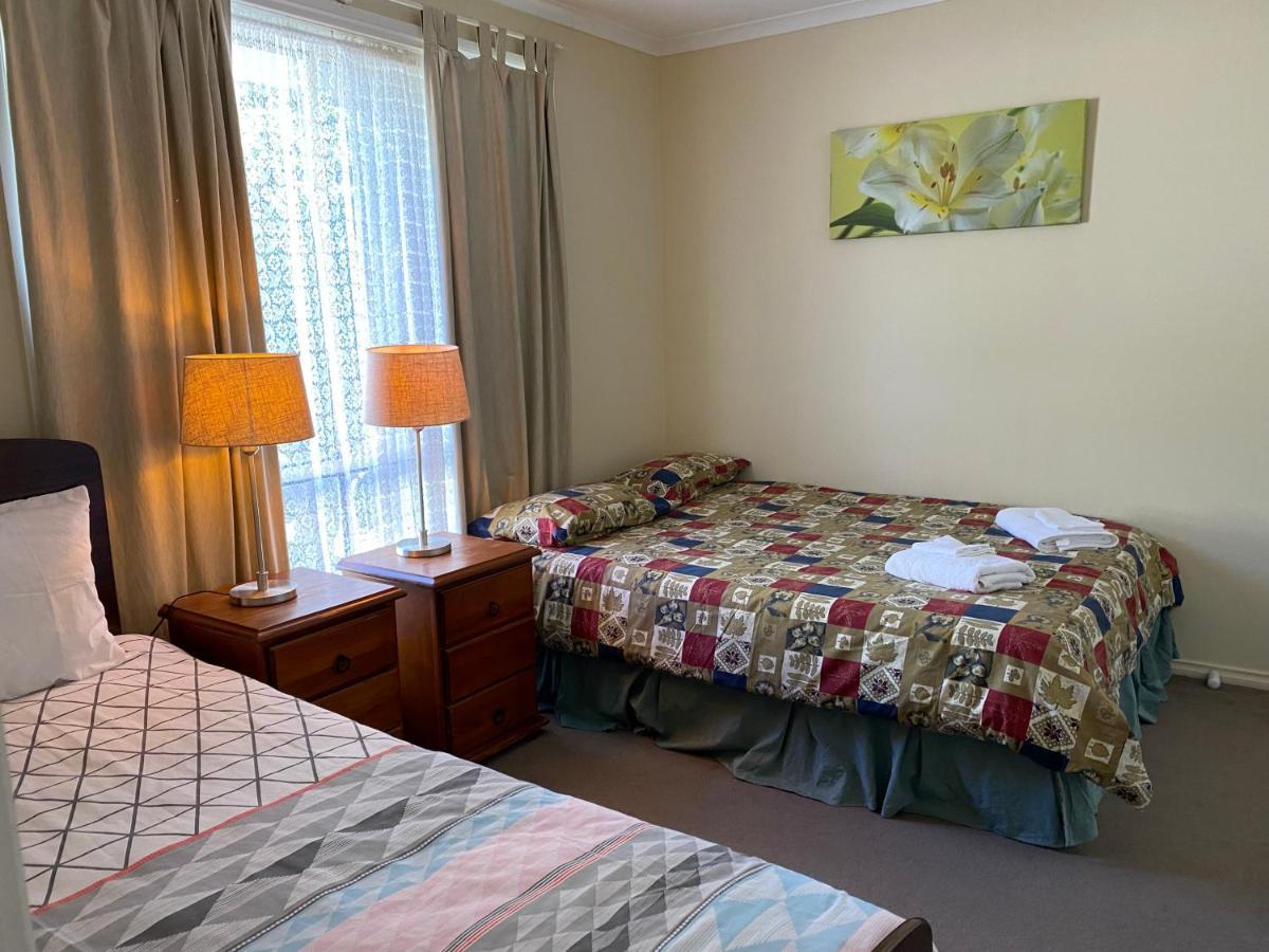 Holiday home 4 Beds-whole House-u2-9 Dennis Street-reservoir Melbourne