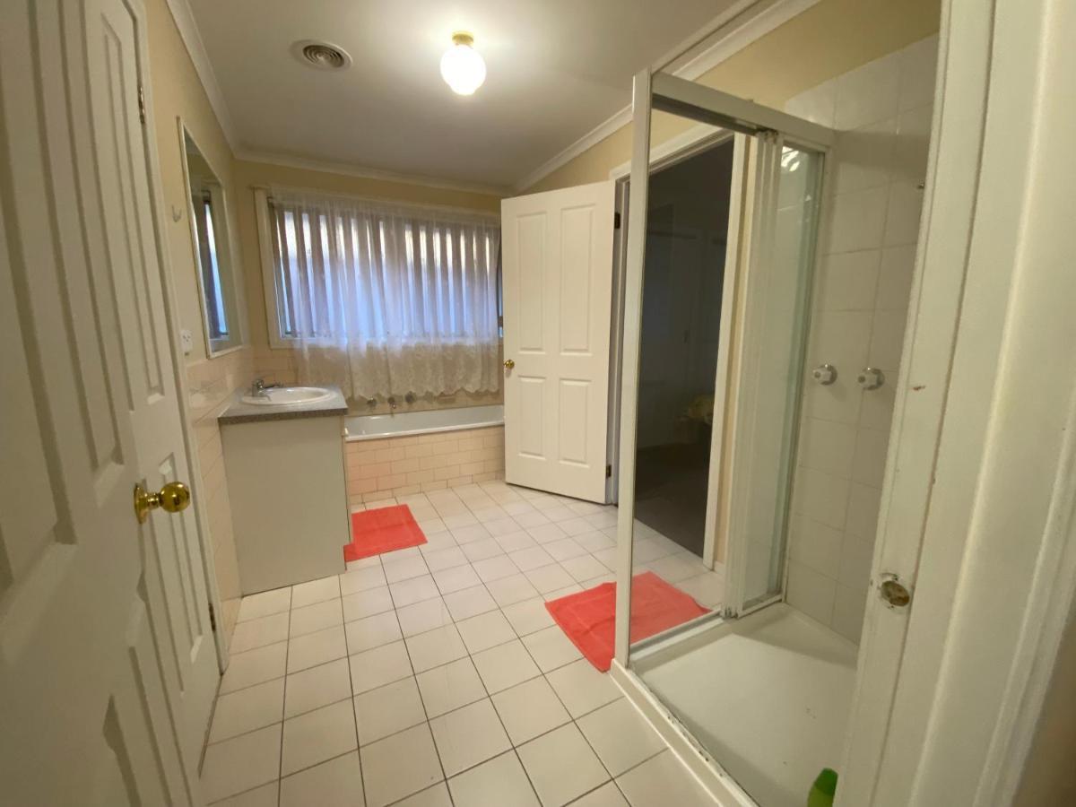 Holiday home 4 Beds-whole House-u2-9 Dennis Street-reservoir Melbourne