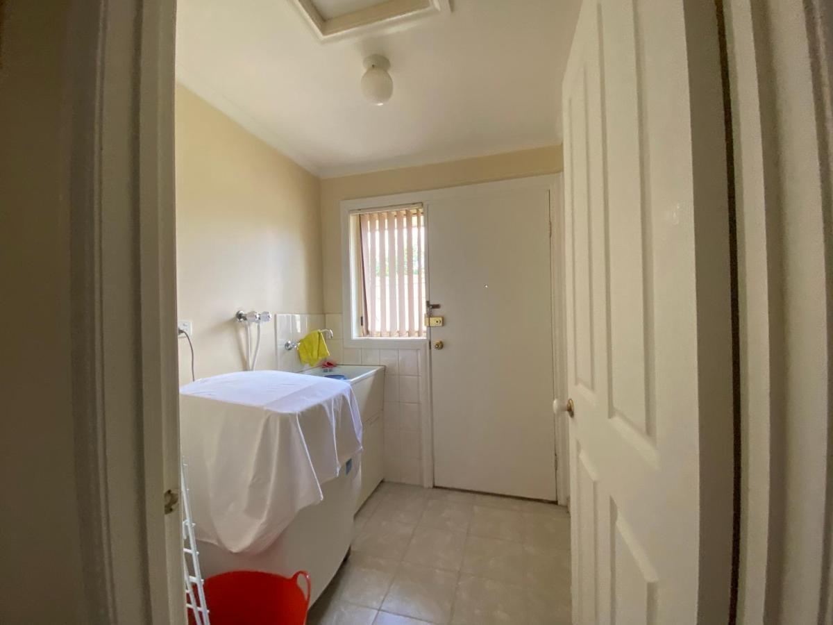 4 Beds-whole House-u2-9 Dennis Street-reservoir Melbourne