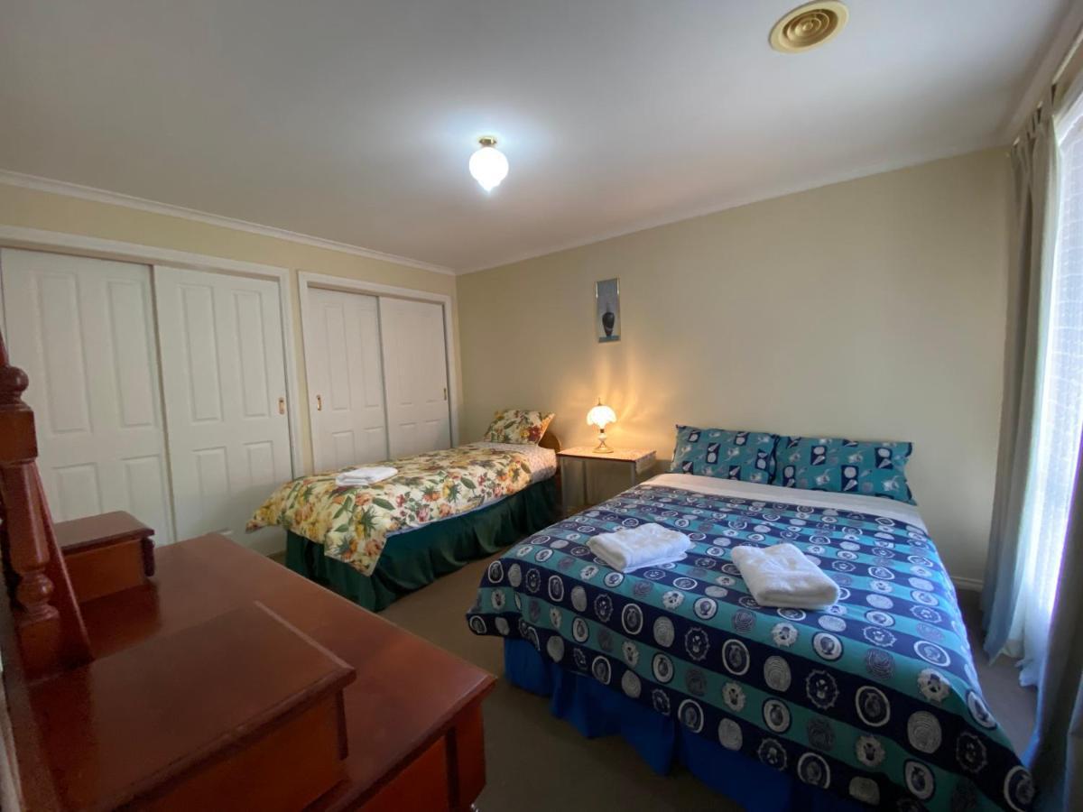 4 Beds-whole House-u2-9 Dennis Street-reservoir Holiday home Melbourne