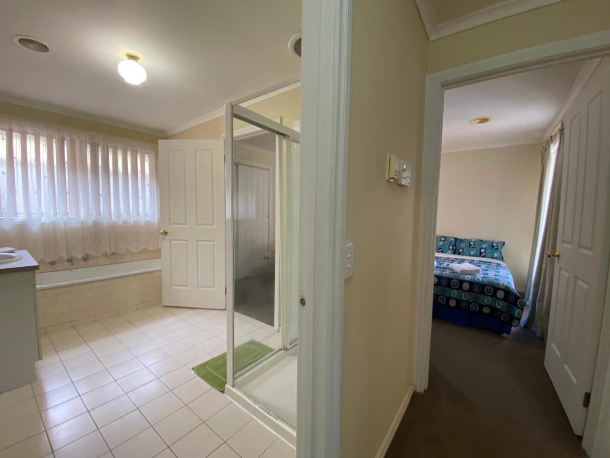 Holiday home 4 Beds-whole House-u2-9 Dennis Street-reservoir Melbourne