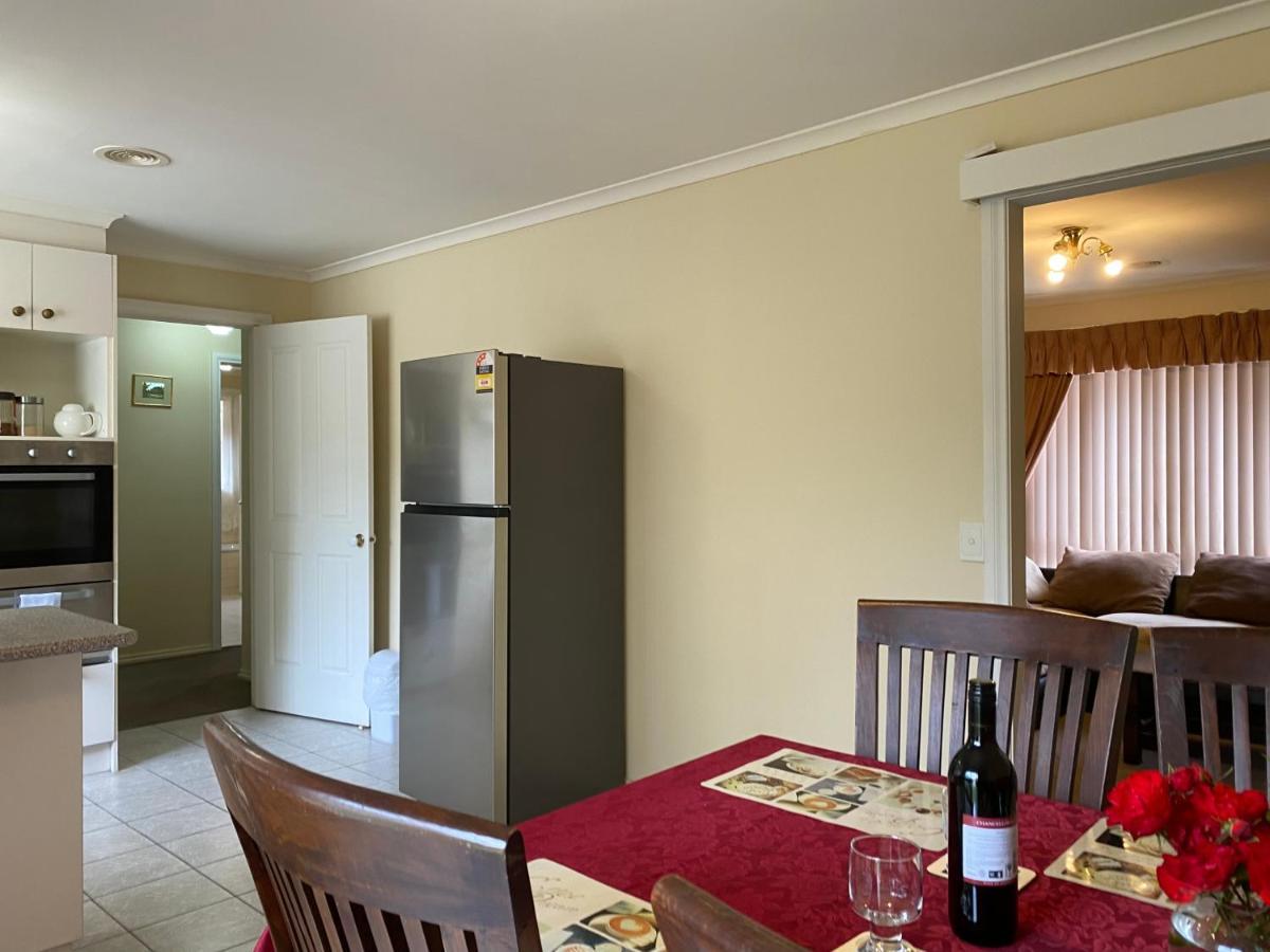 Holiday home 4 Beds-whole House-u2-9 Dennis Street-reservoir Melbourne