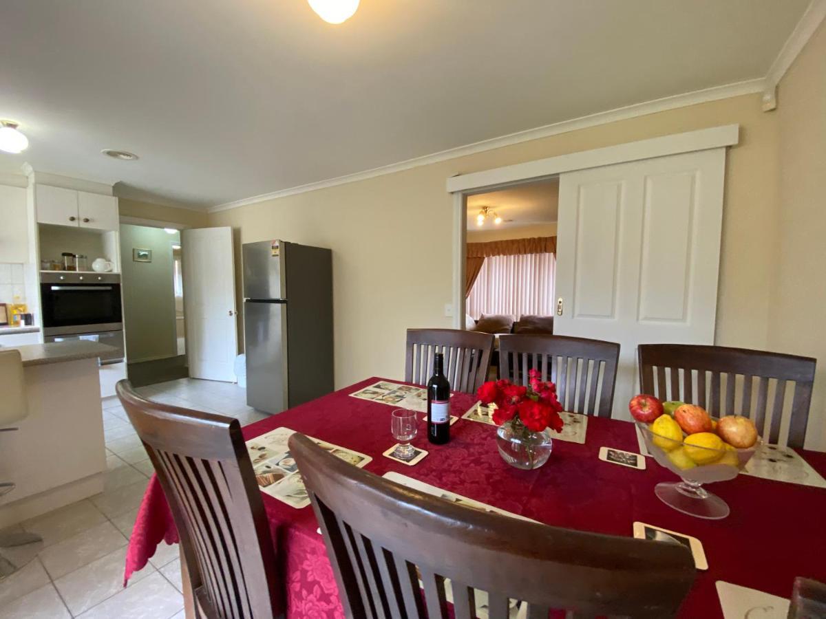 4 Beds-whole House-u2-9 Dennis Street-reservoir Melbourne