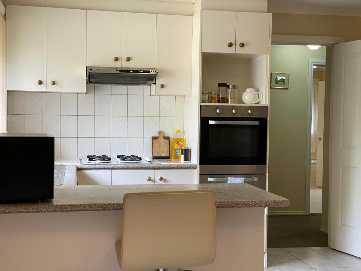 4 Beds-whole House-u2-9 Dennis Street-reservoir Melbourne